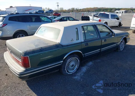 1993 Lincoln Town Car Executive z USA, uszkodzony, nr VIN 1LNLM81W4PY777114